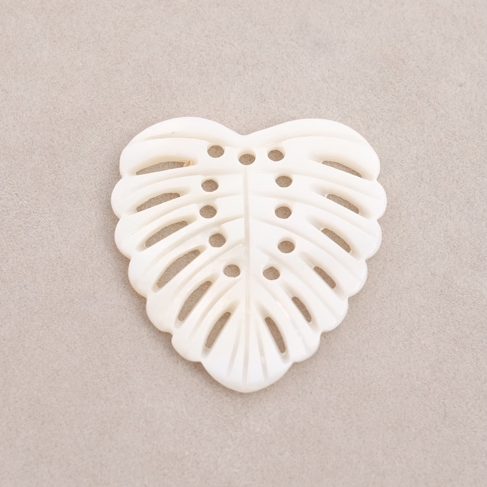 Pendentif feuille de monstera en nacre naturelle