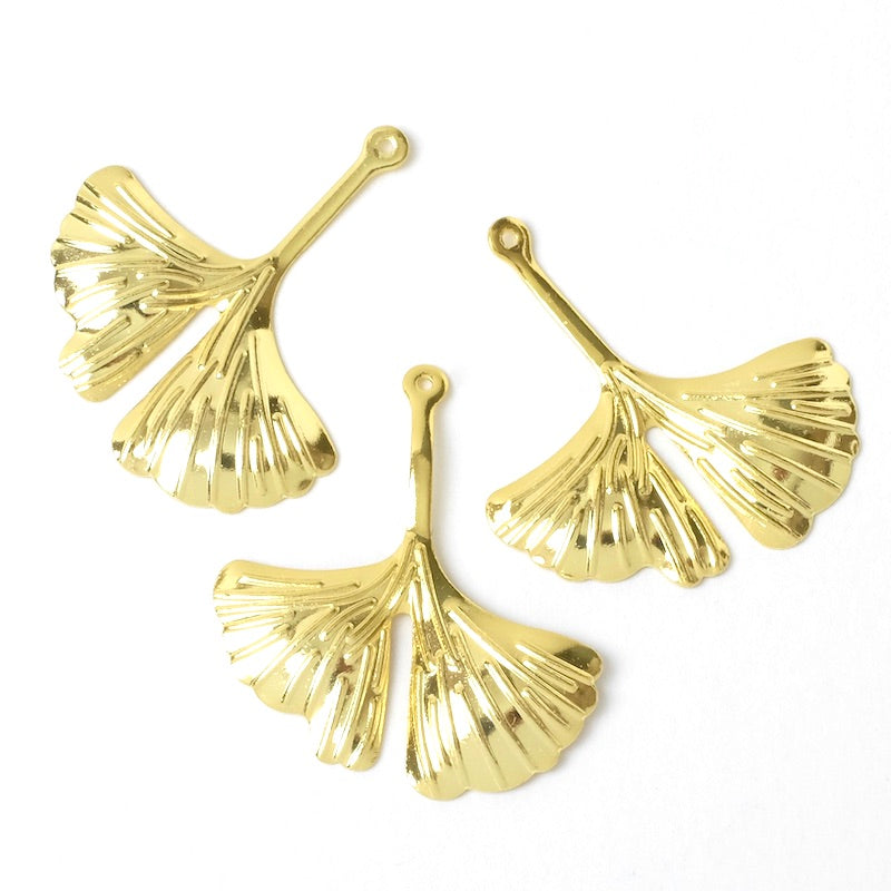 2 Pendentifs Feuilles de ginkgo en laiton doré à l'or fin 24K