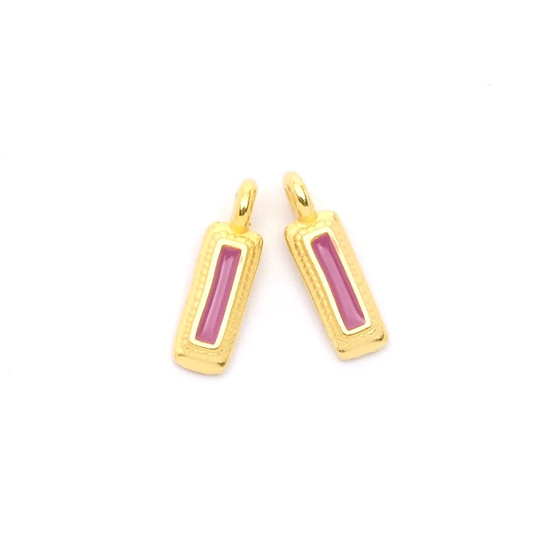 2 petits Pendentifs rectangle ethnique émaillé magenta doré 24K