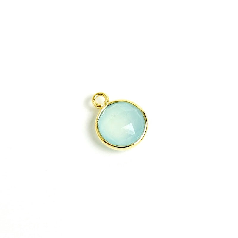 Pendentif sertis rond 8mm de Calcédoine Aqua en laiton Doré à l&#39;or fin 24K (POS)